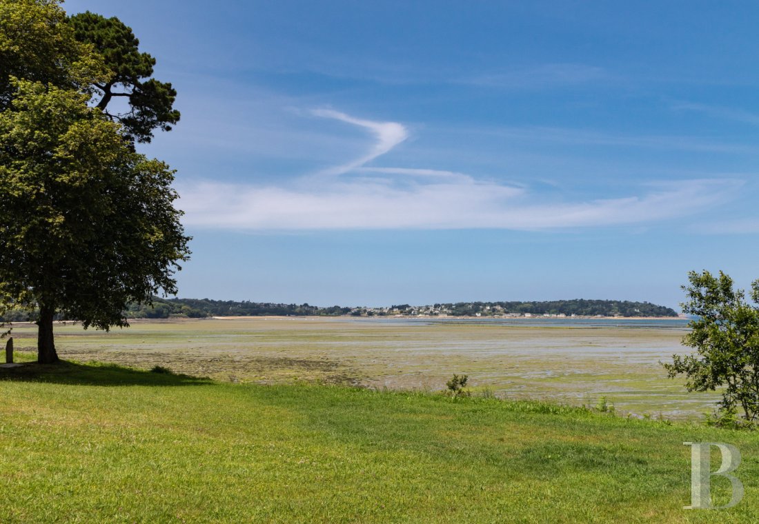 A set of two manor houses overlooks the Bay of Morlaix in Carantec on the north coast of Finistère - photo  n°35